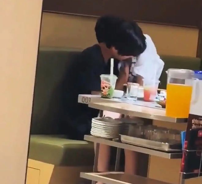 无人亲热16秒流出手伸进裙下曝海底捞火锅店一对男女旁若(图4)