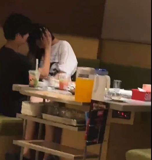 无人亲热16秒流出手伸进裙下曝海底捞火锅店一对男女旁若(图5)