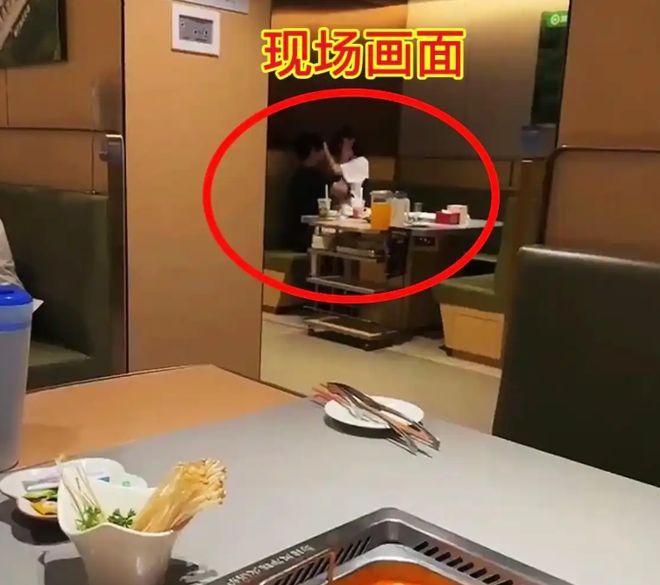 无人亲热16秒流出手伸进裙下曝海底捞火锅店一对男女旁若(图1)