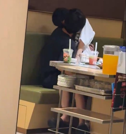 无人亲热16秒流出手伸进裙下曝海底捞火锅店一对男女旁若(图2)