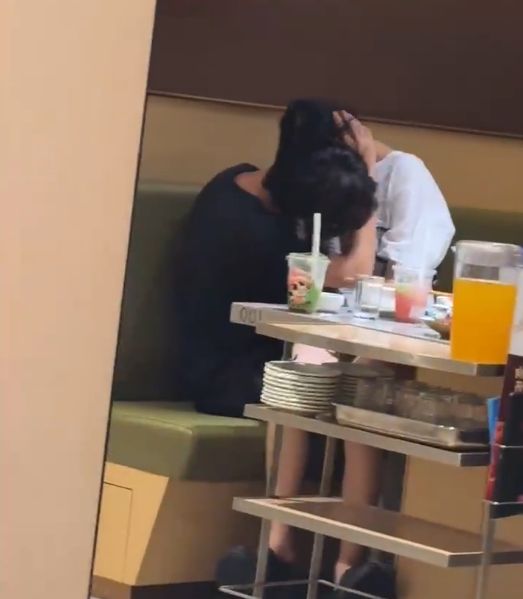 无人亲热16秒流出手伸进裙下曝海底捞火锅店一对男女旁若(图3)