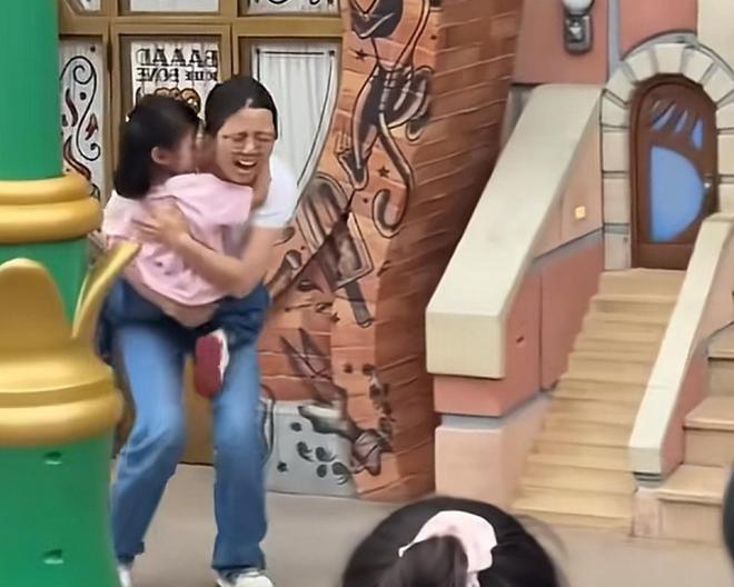 ！兔帽女是否打小孩成最大争议迪士尼情侣现身医院伤势成疑(图11)