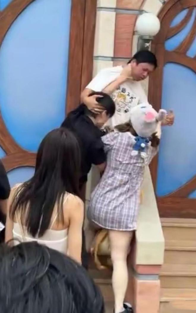 ！兔帽女是否打小孩成最大争议迪士尼情侣现身医院伤势成疑(图5)