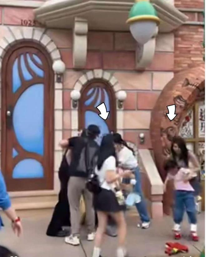 ！兔帽女是否打小孩成最大争议迪士尼情侣现身医院伤势成疑(图14)