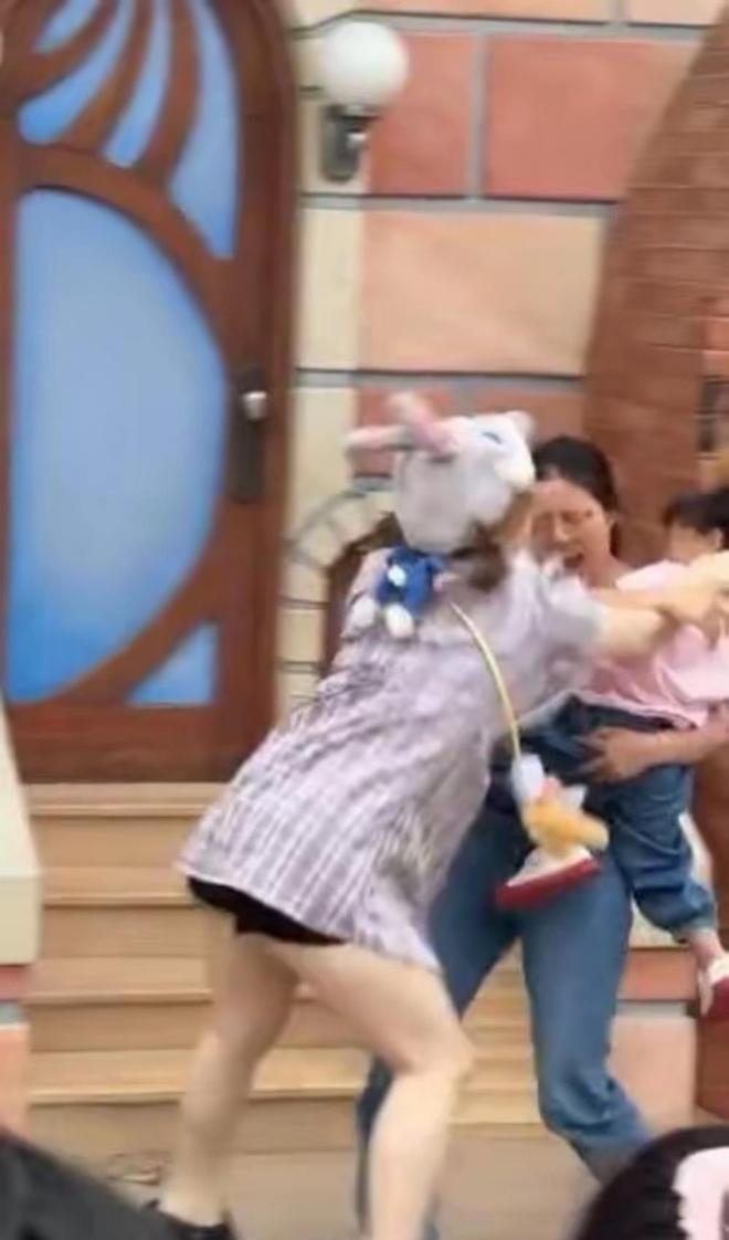 ！兔帽女是否打小孩成最大争议迪士尼情侣现身医院伤势成疑(图2)