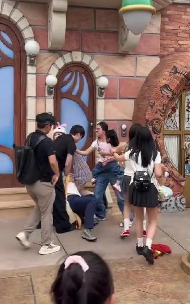 ！兔帽女是否打小孩成最大争议迪士尼情侣现
